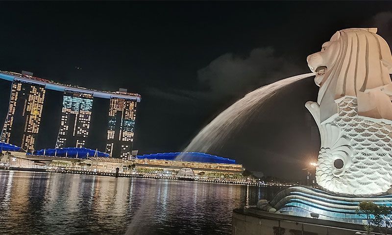 Estatua de Merlion en la noche de Singapur