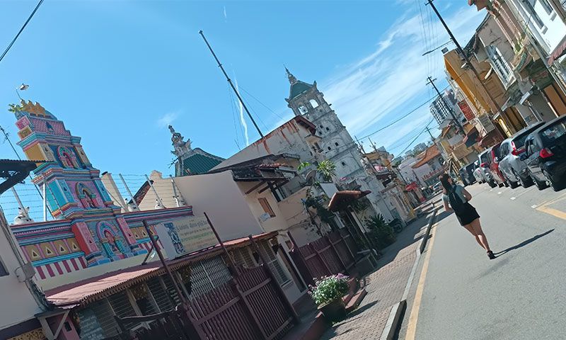Chica paseando por la carretera en Malasia