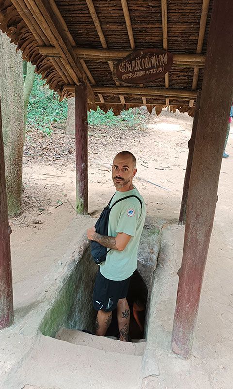 Chico entrando en los túneles de Cu Chi en Vietnam