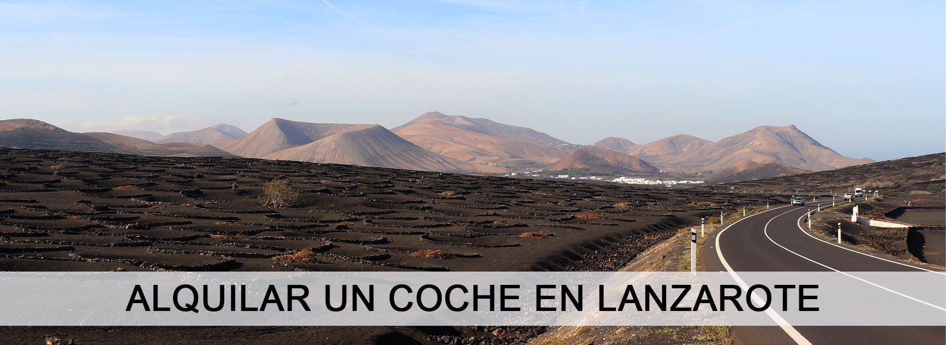 Panorámica de la isla de Lanzarote y sus carreteras, con un coche pasando