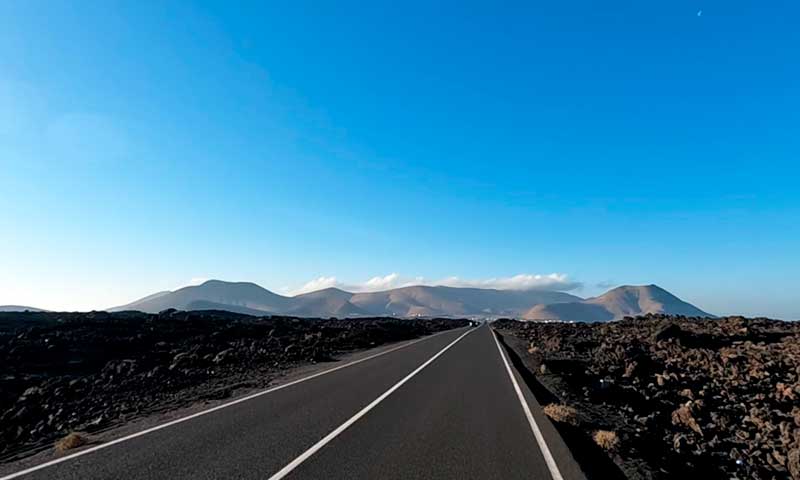 Una carretera en Lanzarote, ideal para alquilar coche