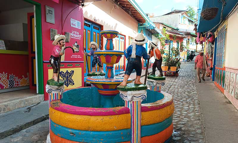 Fuente en el pueblo de Guatapé,Colombia