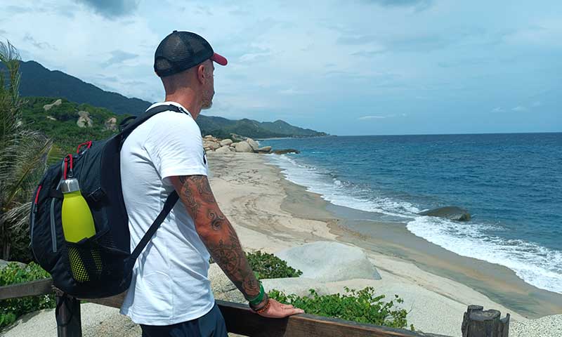 Mochilero en la playa Parque Nacional Tayrona