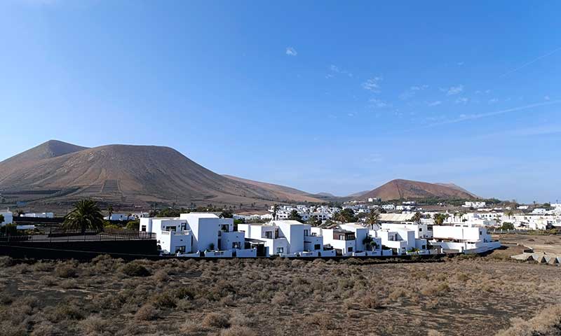 Un pueblo de casitas blancas en Lanzarote
