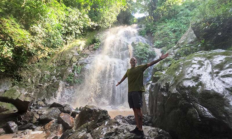 Chico en cascada Marinka en Minca