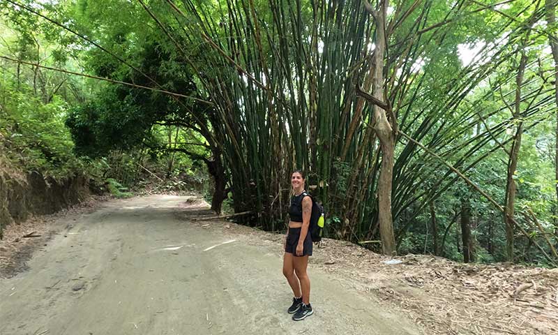Chica haciendo un trekking en Minca