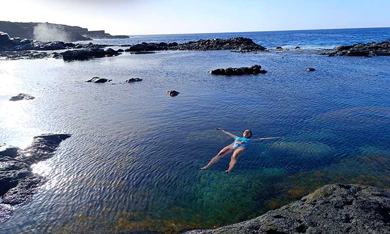 Una fotografía de una chica bañándose en el mar