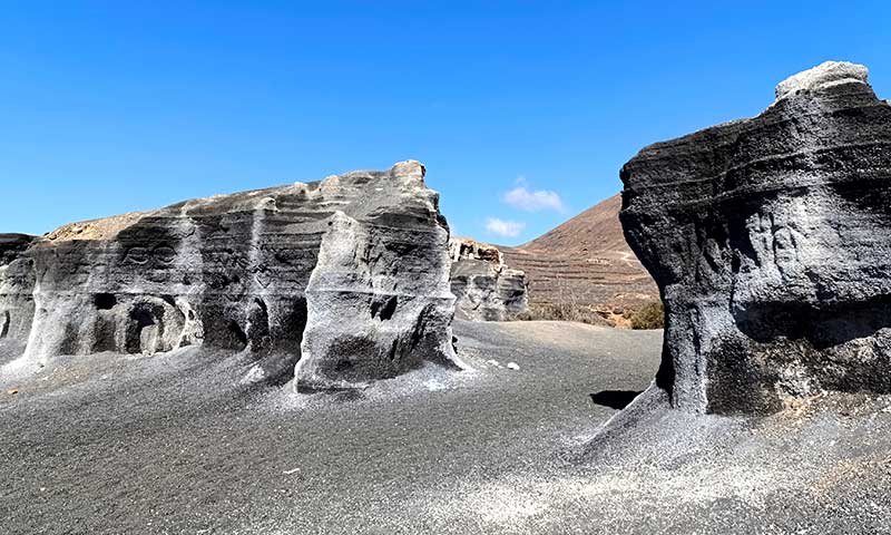 Una fotografía de un paisaje de piedra erosionada y arena