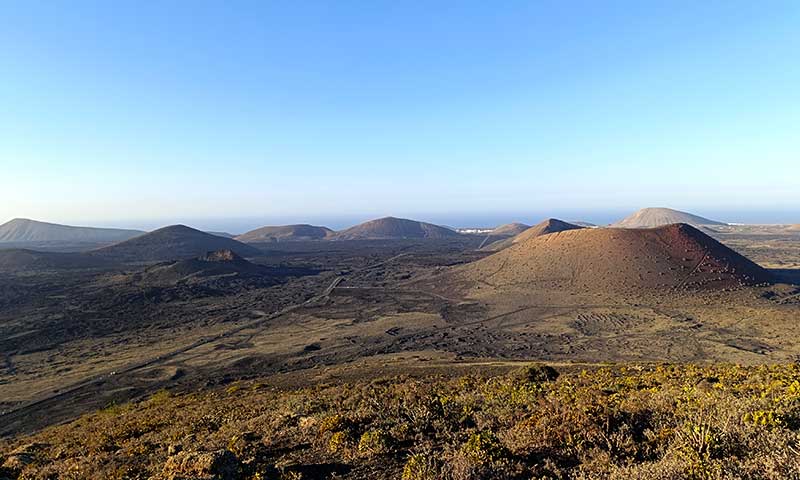 Paisajes de volcanes y cielo azul