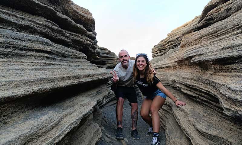 Una fotografía de una pareja entre grietas de piedra