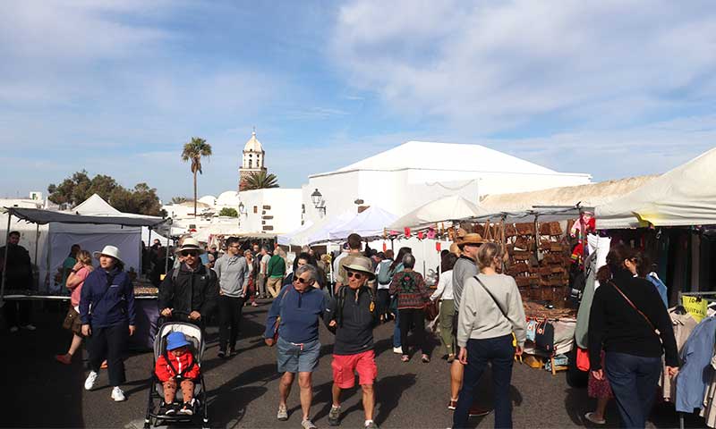 Una fotografía de un mercado callejero