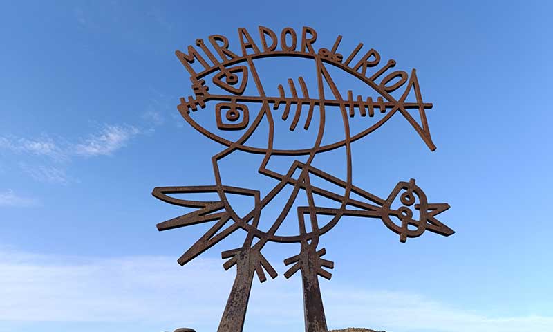 Una fotografía de una escultura de un mirador
