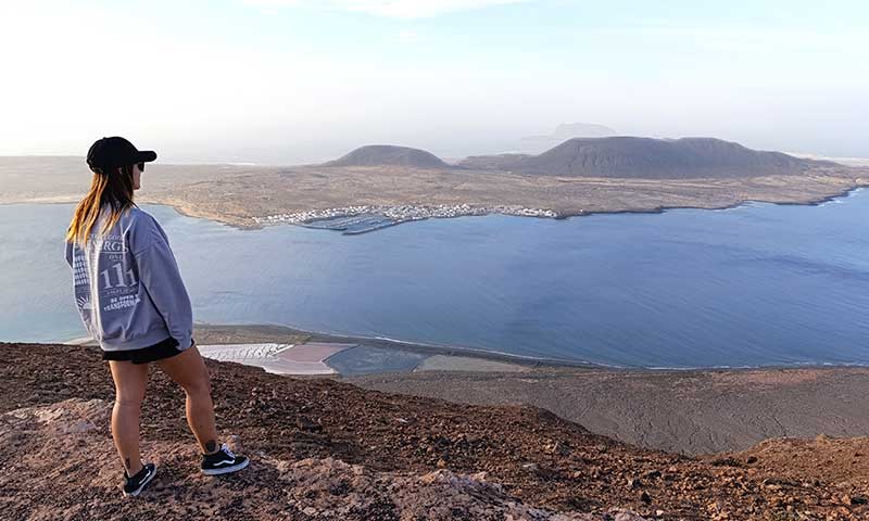 Una fotografía de una chica en un mirador