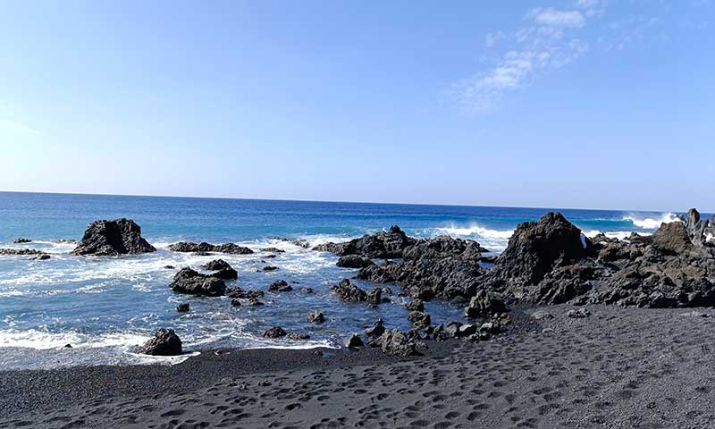 Mar de la playa de la Montaña Bermeja