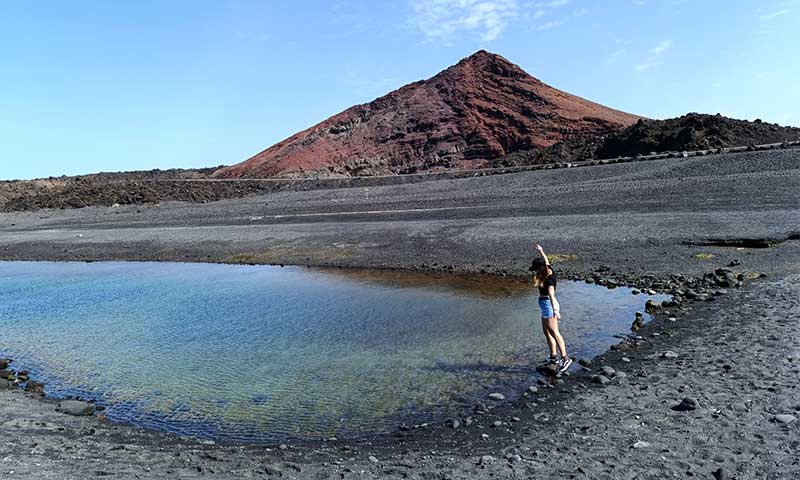 Lago en la playa de la Montaña Bermeja en Lanzarote
