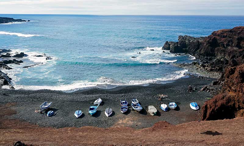 Contraste de arena y mar en la playa del Golfo en Lanzarote