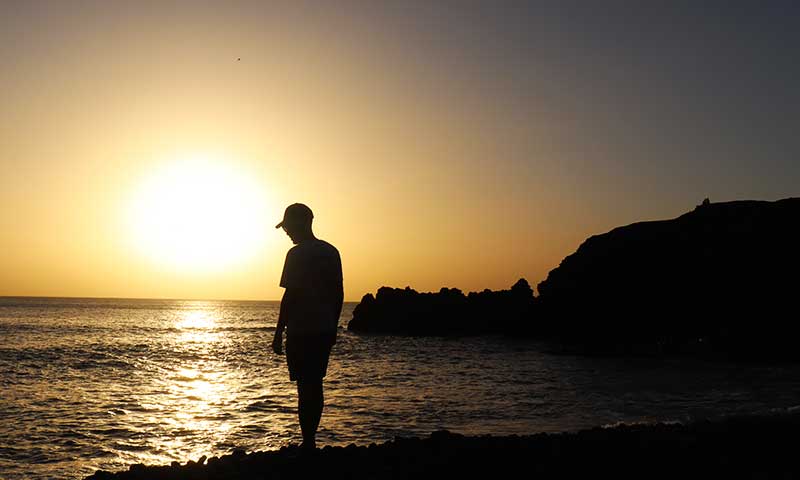 Puesta de sol en la playa del Golfo en Lanzarote