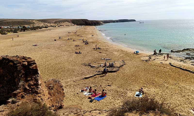 Vistas a playa Mujeres en Lanzarote