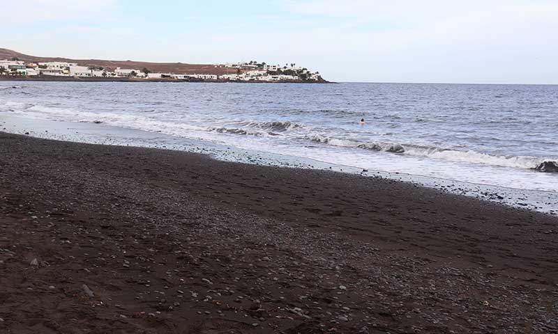 Playa de arena negra en Lanzarote