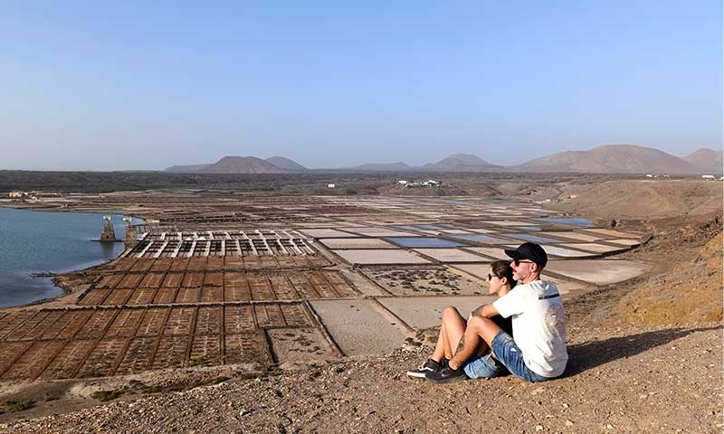 Una fotografía de una pareja mirando unas salinas