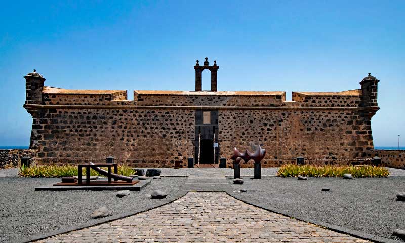 Una fotografía de la entrada de un castillo