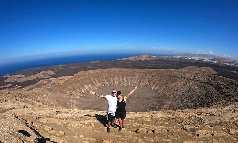 Pareja en la ladera del volcán Caldera Blanca