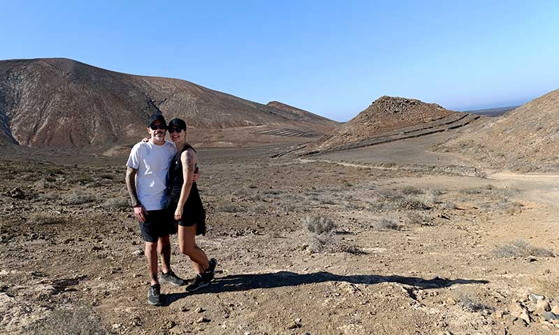 Una pareja en una ruta de senderismo