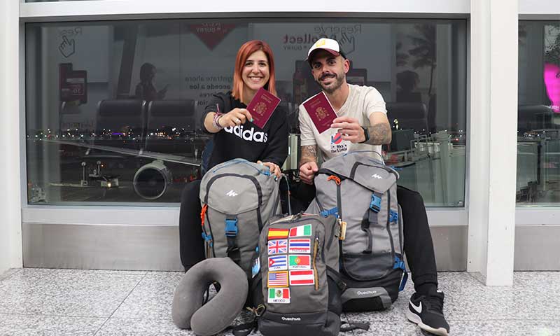 pareja enseñando los pasaportes