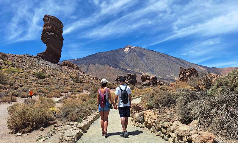 pareja caminando con el Teide de fondo