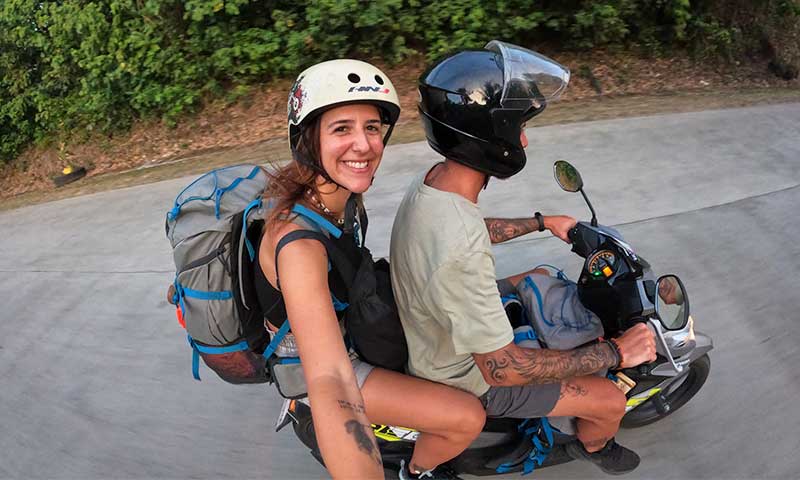 pareja en moto
