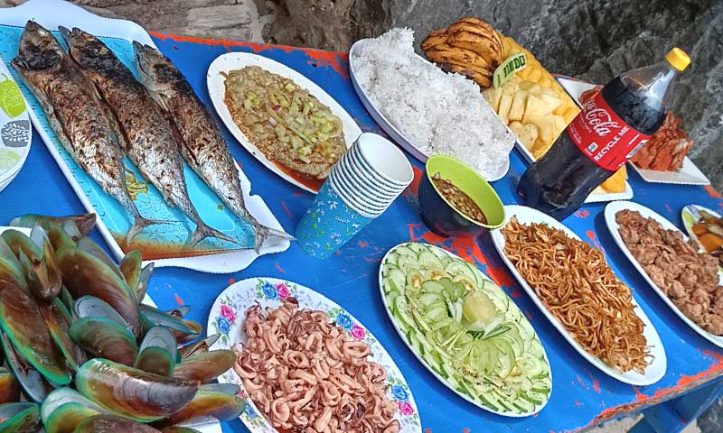 mesa con comida