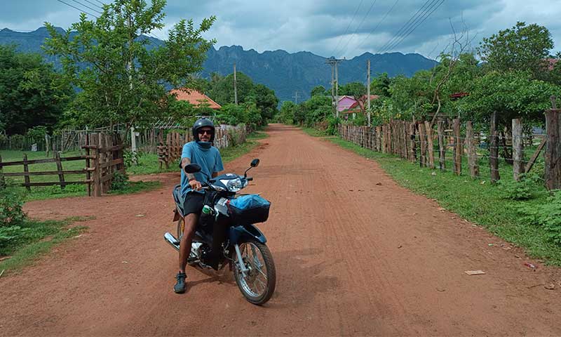 Moto en camino viajar a Laos