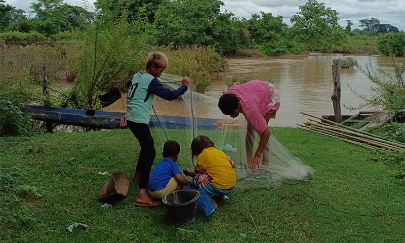 Habitantes de Laos pescando