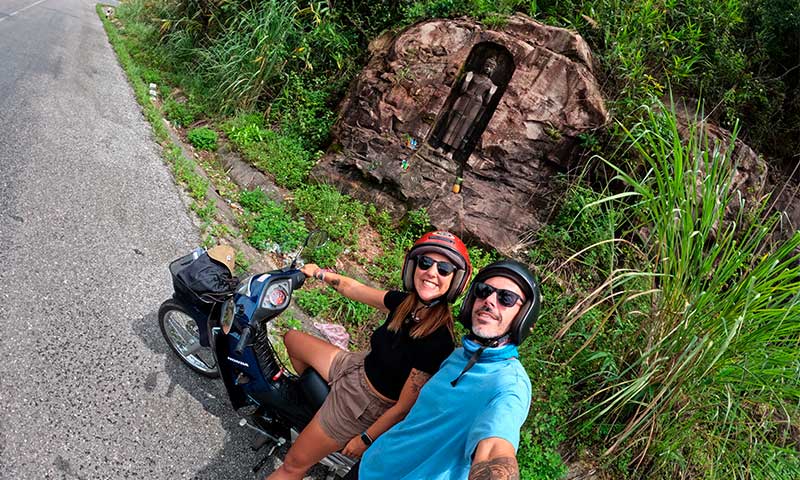 esculturas de buda en la roca