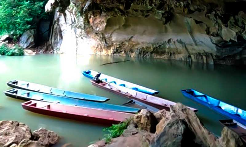 Barcas en el rio Kong Lor
