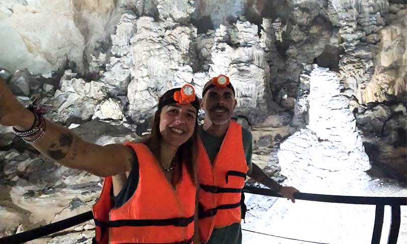 Explorando la cueva de Kong Lor con las linternas