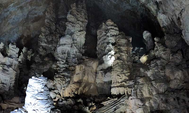 Estalactitas en la cueva de Kong Lor