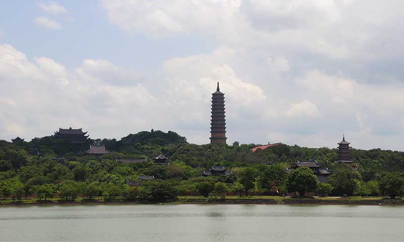 Pagoda Bai Dinh desde enfrente, en Tam Coc