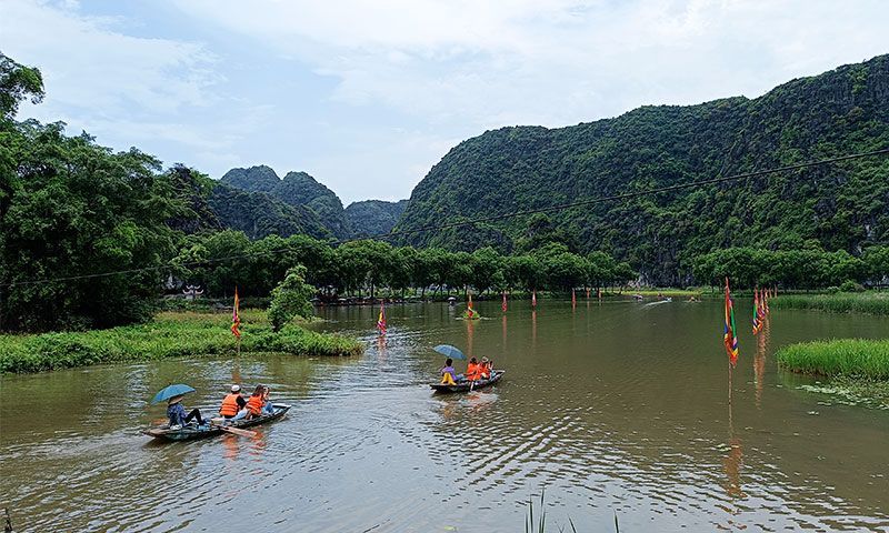 Barca por el rio en Tam Coc