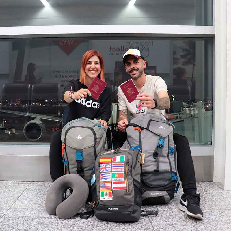 Foto de una pareja mostrando su pasaporte en un aeropuerto