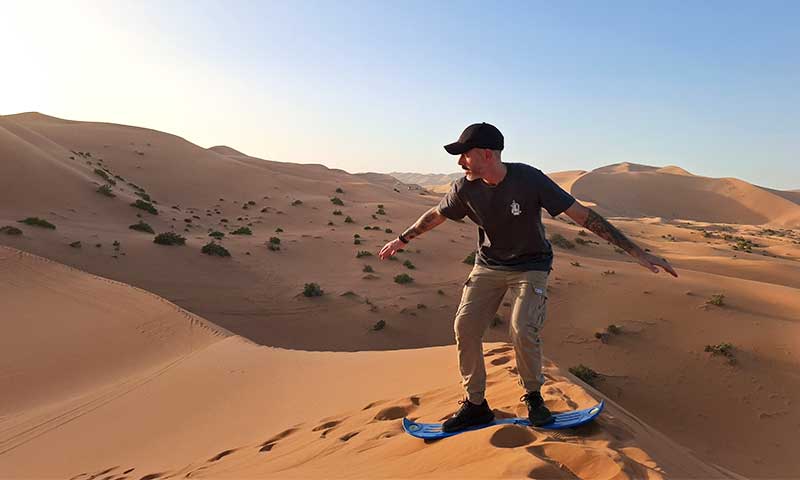 chico haciendo sandboard en Marruecos