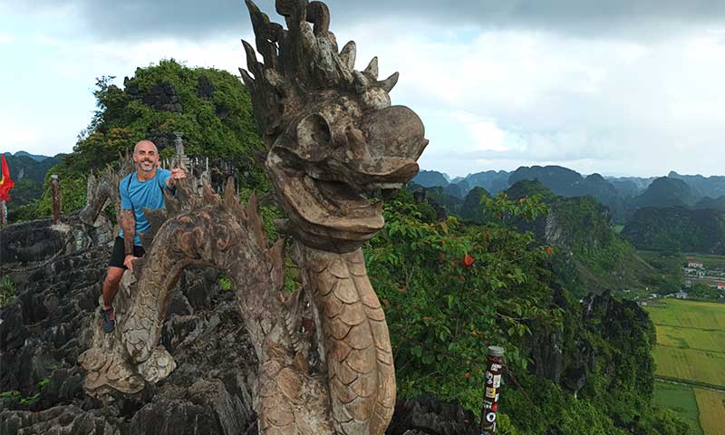 Estatua del dragón en el mirador de las Mua Caves