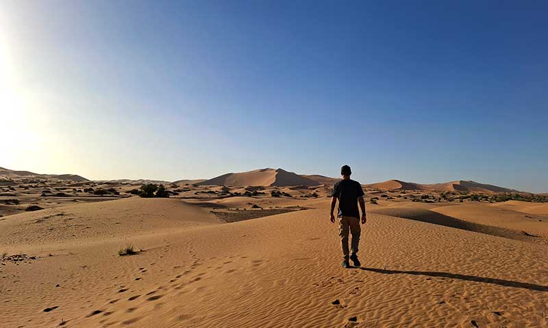 chico caminando por el desierto en su ruta por Marruecos de 7 días