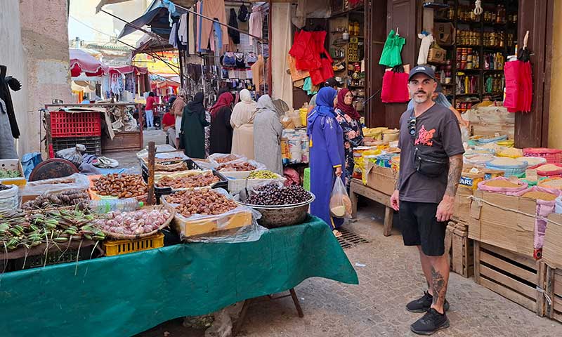 chico en zoco de Meknes
