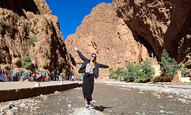 chica en las gargantas del Todra en la ruta por Marruecos en 7 días