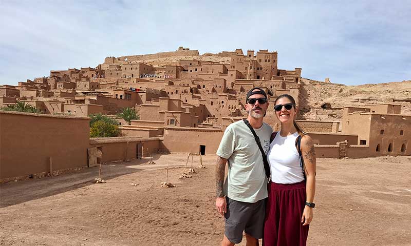 Pareja en el ksar Ait Ben Haddou en Marruecos