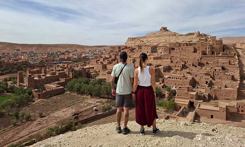 pareja en lo alto del ksar