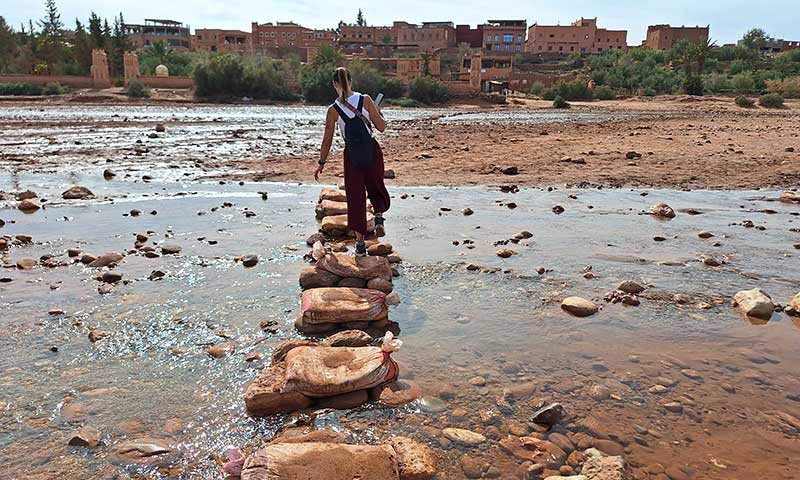 chica cruzando el río