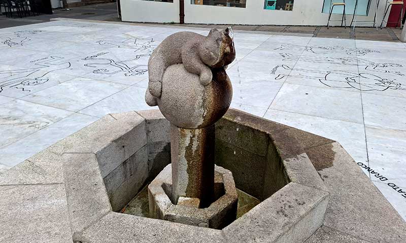 Escultura de Gatipedro en la Plaza del Humor