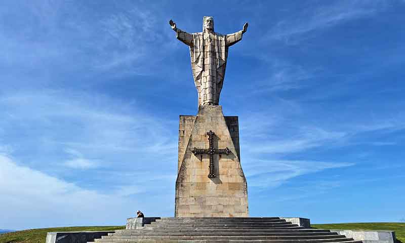 Estatua de Jesucristo en el Monte Naranco